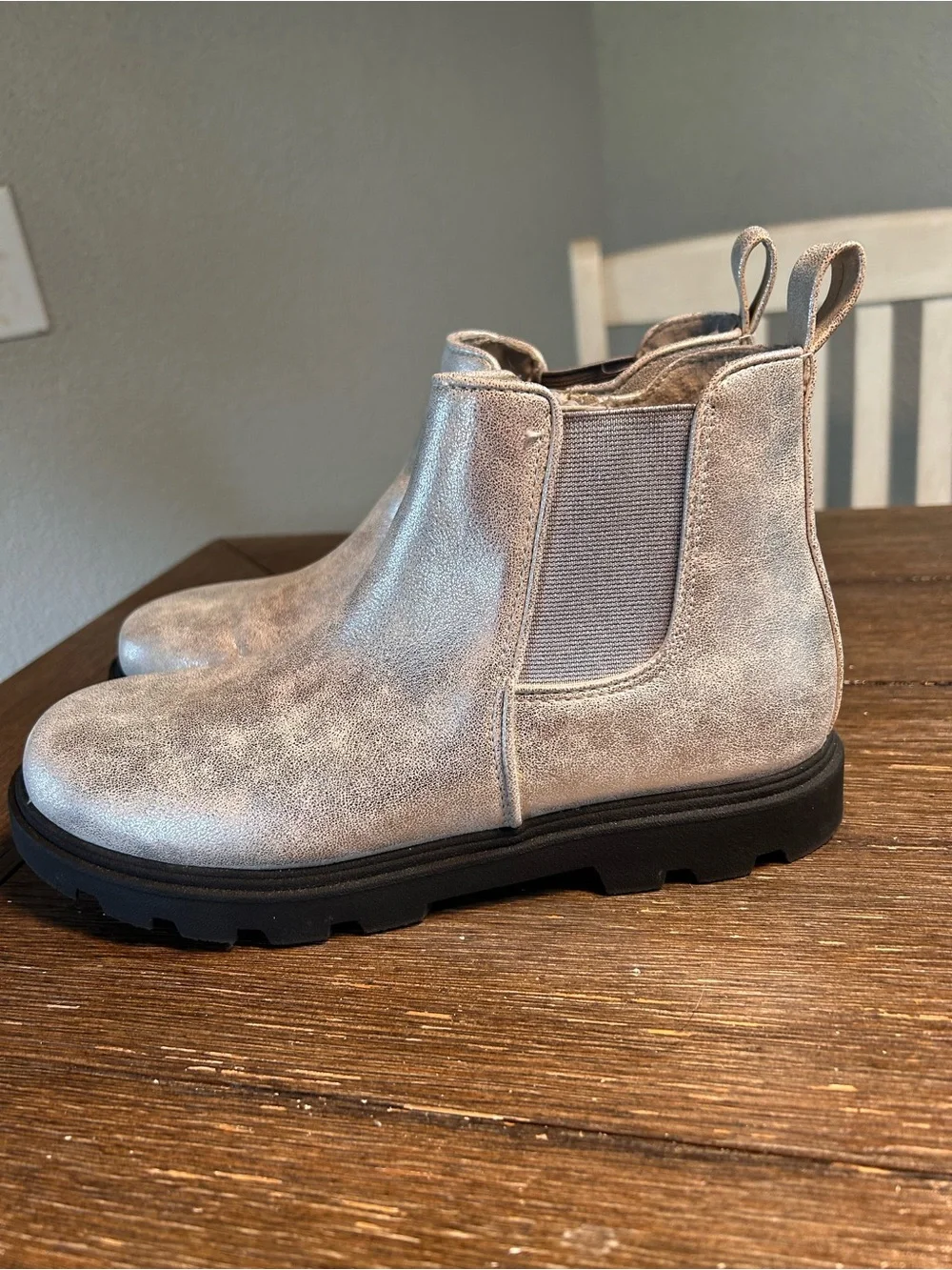 NWOT Sonoma Evie Chelsea boots size 5 youth